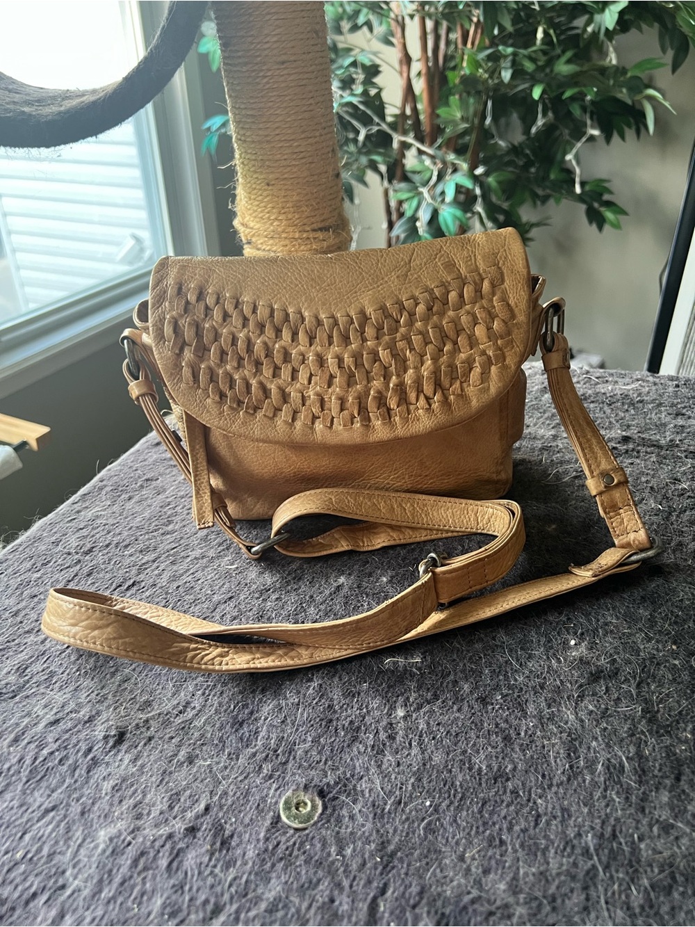 Day & Mood Frieda Crossbody Bag – Tan Woven Leather